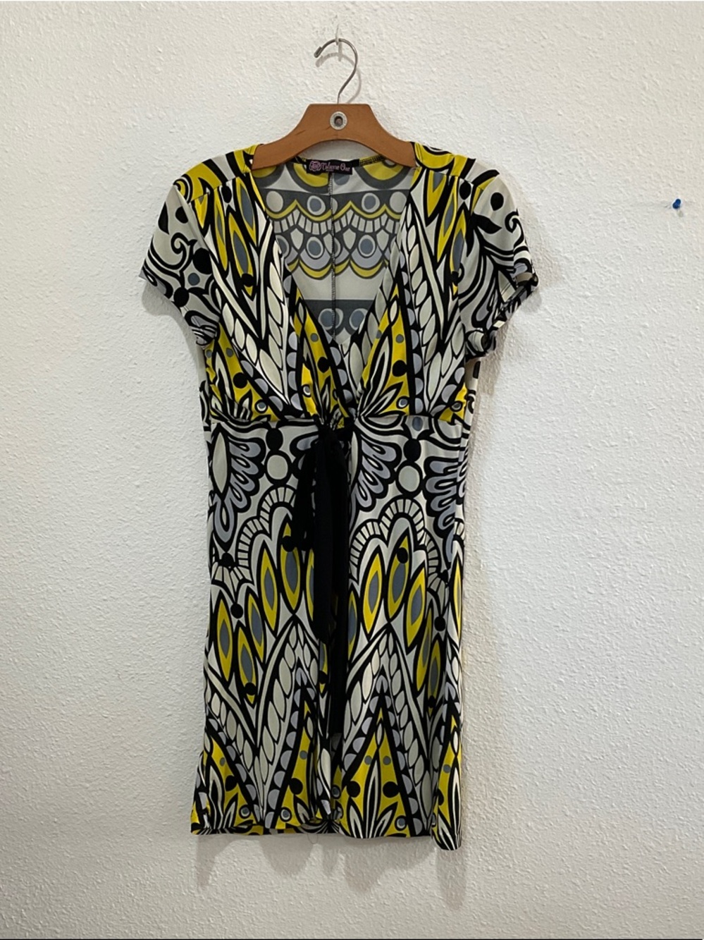 V-Neck Short Sleeve Graphic Mini Dress - Yellow/Black/White